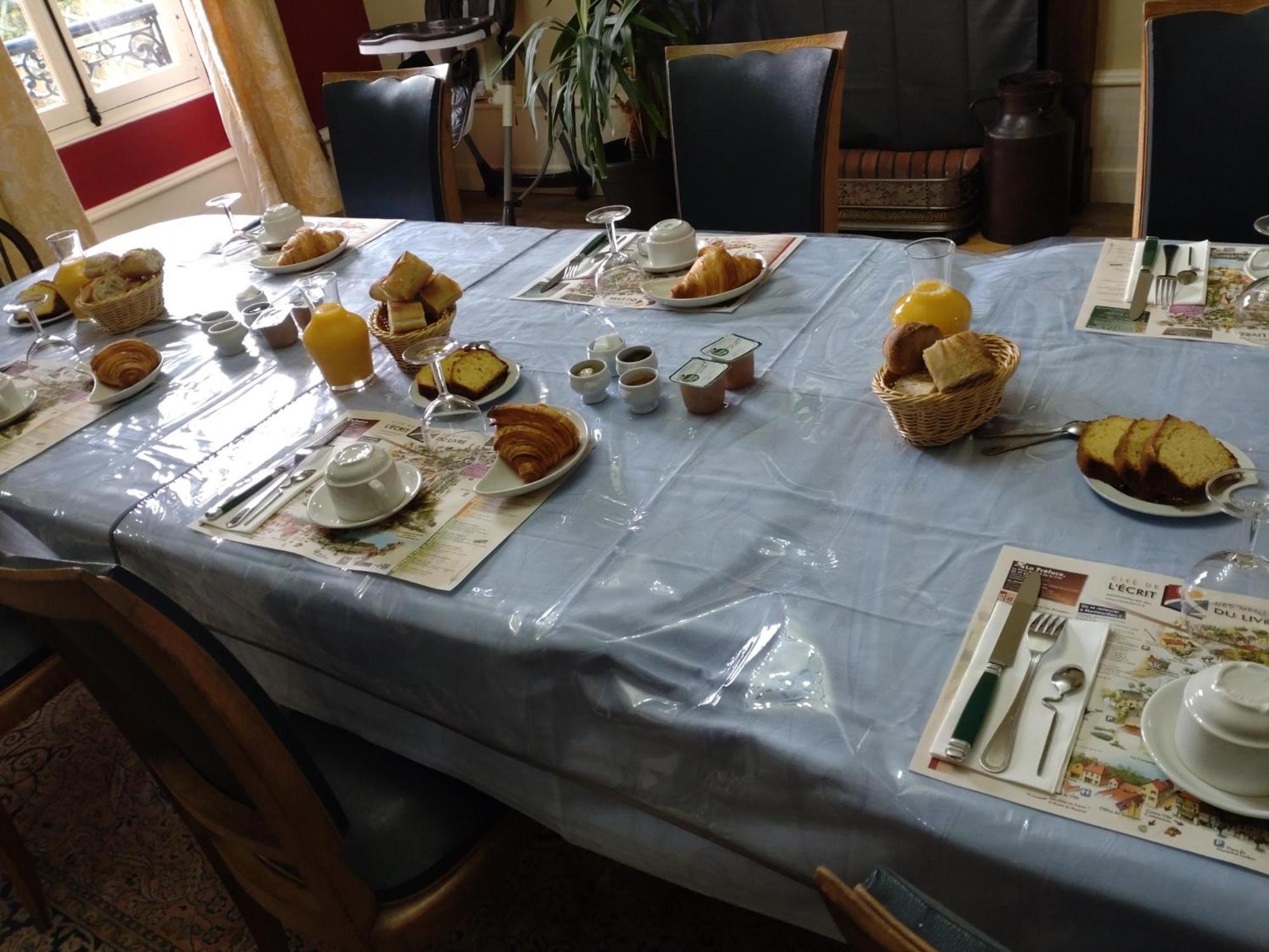 La Brasserie Chambre D'Hotes De Delphine Saulge Екстер'єр фото